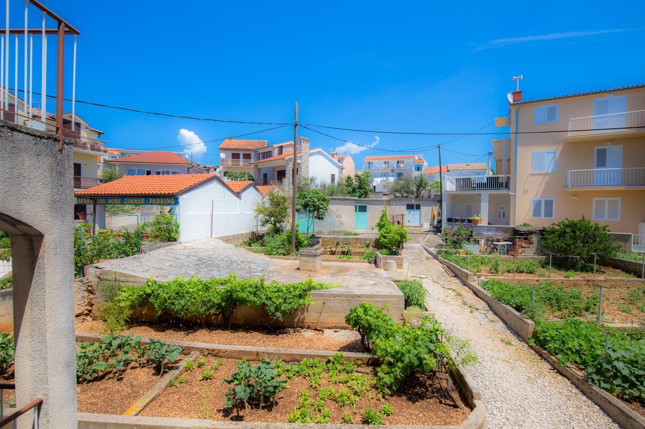 Family Nizic Apartamento Primošten Exterior foto